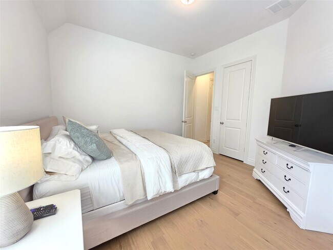 Building Photo - 22045 Gateway Arch Dr