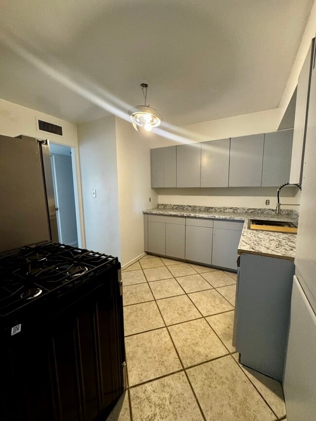 Building Photo - FOR RENT