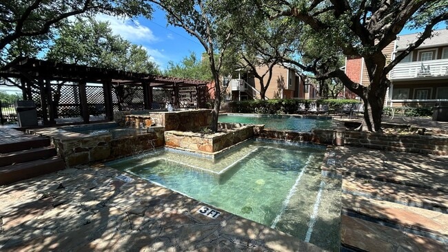 Building Photo - Ready for immediate move in!