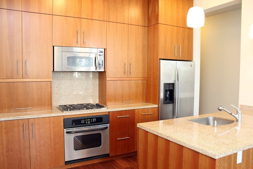 Building Photo - 922 NW 11th Ave