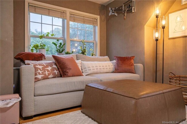 Primary Photo - 160 Glenbrook Rd