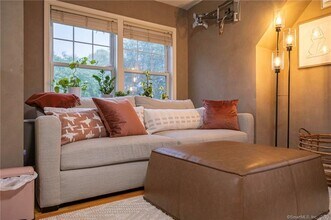 Building Photo - 160 Glenbrook Rd