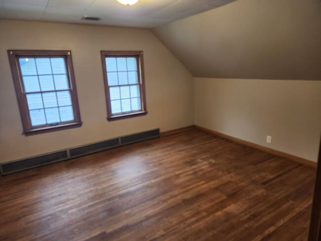 Building Photo - 4 bed 1 bath single family house.
