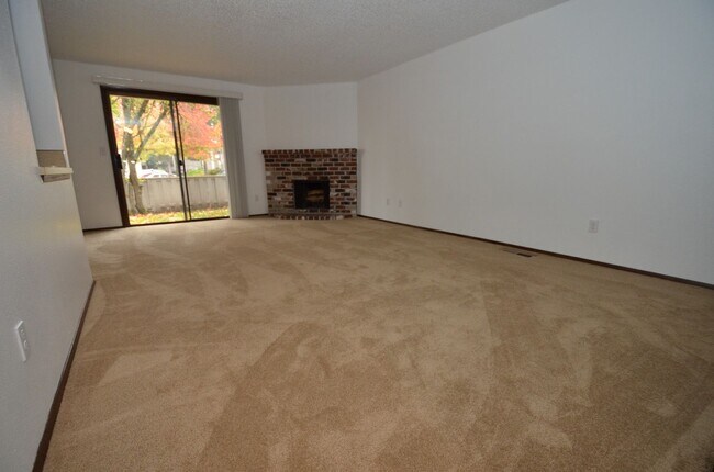 Building Photo - Charming 2-bedroom Townhome Near Downtown Beaverton!