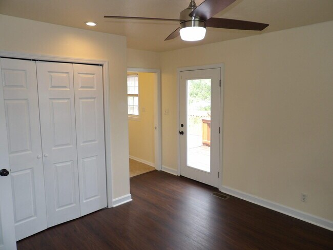 Building Photo - 102 Cedar Dr