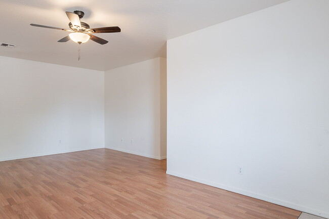 Building Photo - 402 N 101st Pl