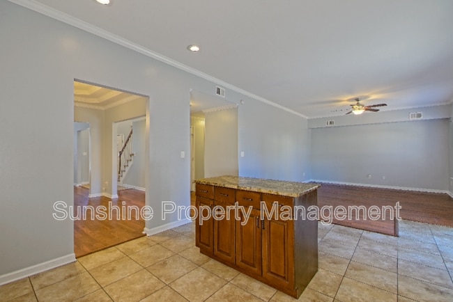 Building Photo - 2823 Lens Ave