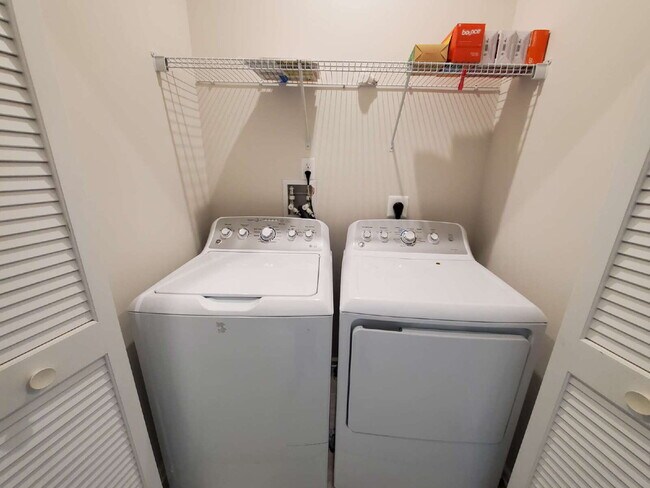 Building Photo - Beautiful 3 bedroom 2 1/2 bath townhome available for lease in Swedesboro