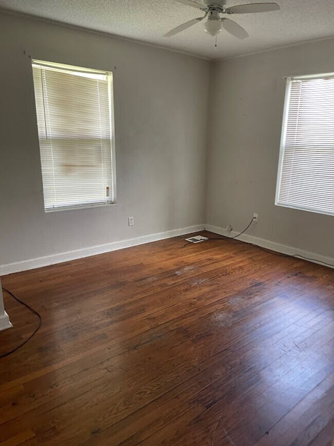 Building Photo - Centrally located 3/2 house