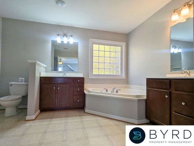 Building Photo - 7757 Hampton Green Dr