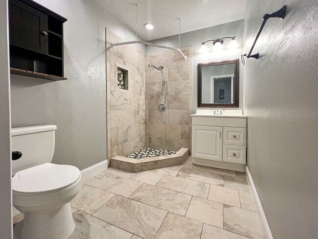 Building Photo - Pet Friendly 5BR/3BA Pool home in Northwoo...