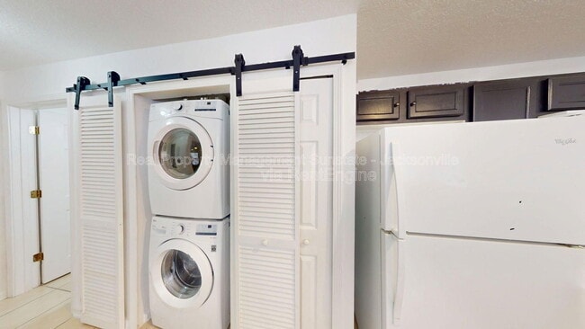 Building Photo - 7920 Merrill Rd