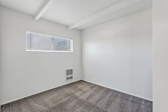 Building Photo - 1106-1112 NE 81st