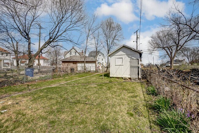 Building Photo - 2 Bed in Dayton- MOVE IN SPECIAL! Second Month Free if Moved in by April 15th!