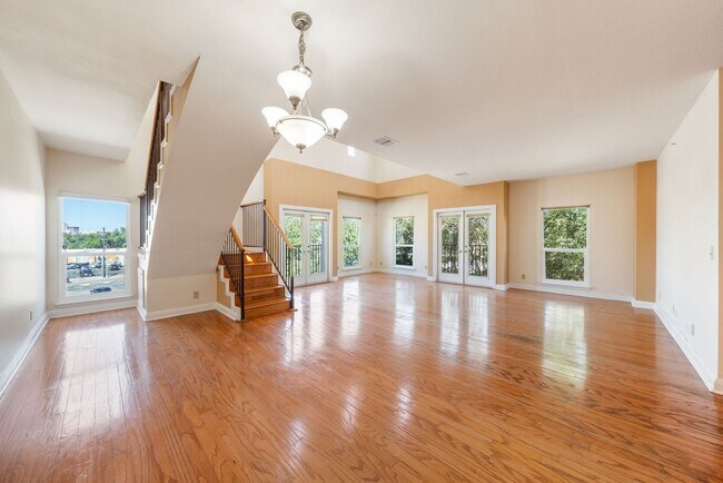 Building Photo - Downtown Luxury Condo with Rooftop Views -...