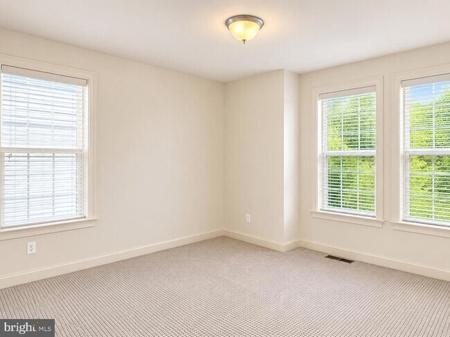 Building Photo - 3332 Burton Dr