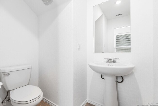 Building Photo - Charming Home Awaits: Spacious & Modern Living in a Prime Location