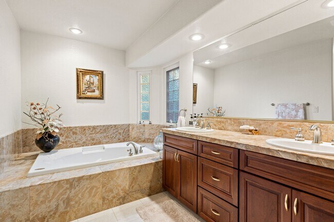 Building Photo - Breathtaking Views & Luxurious Furnished Rental in Oakmont's 55+ Community!