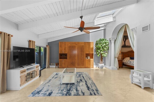 Building Photo - 2665 Parkview Dr S