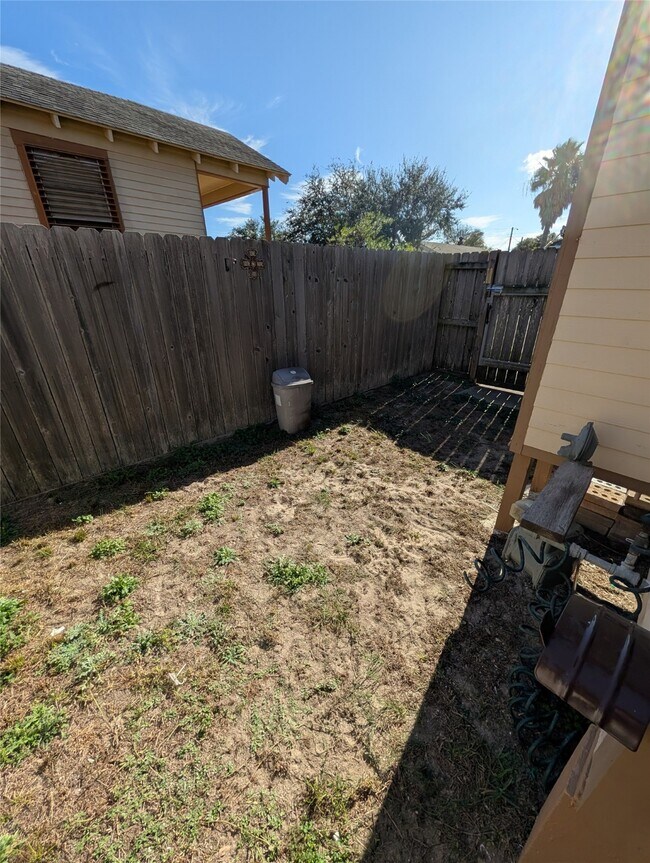 Building Photo - 1222 42nd St