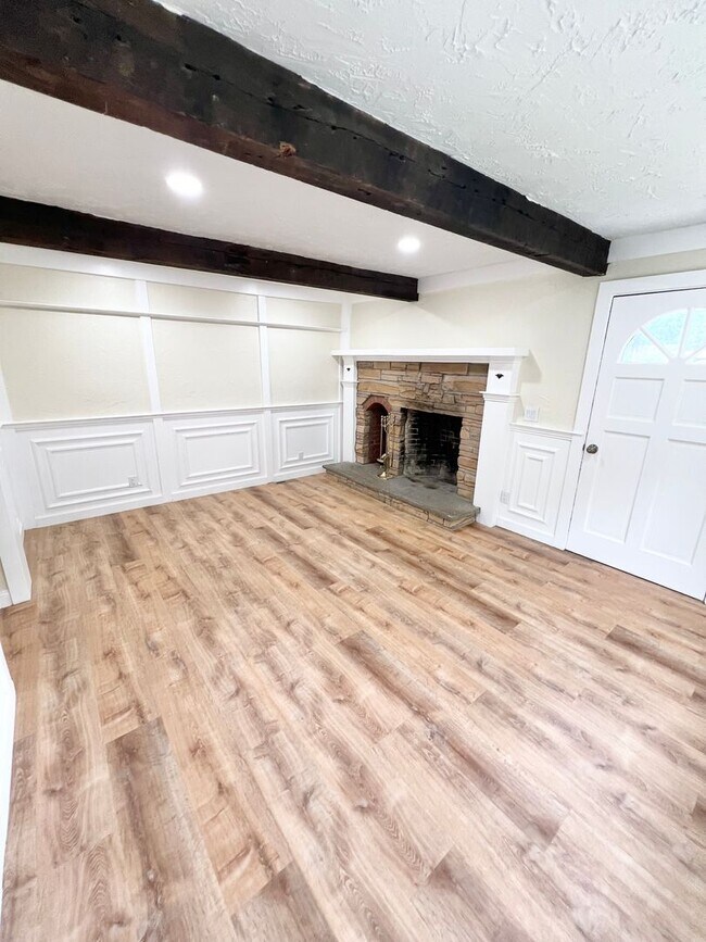 Building Photo - Large newly renovated single family home offering 4 bedrooms + a study and 3 full baths
