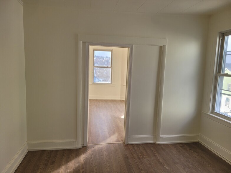 Building Photo - 83 Southview St