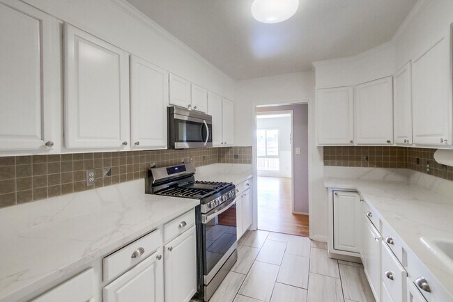 Building Photo - Wonderful SINGLE FAMILY Home with ADU over...