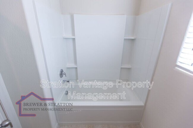 Building Photo - 18473 N Lakeside Dr