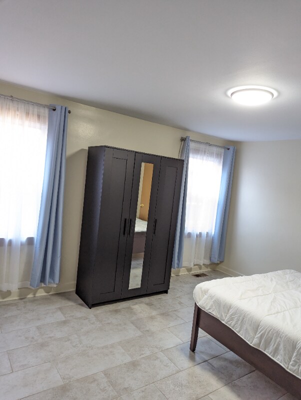 Building Photo - 3322 W Catalpa Ave