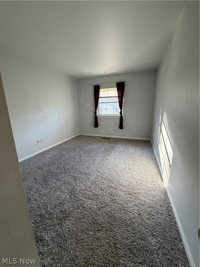 Building Photo - 6910 Carriage Hill Dr