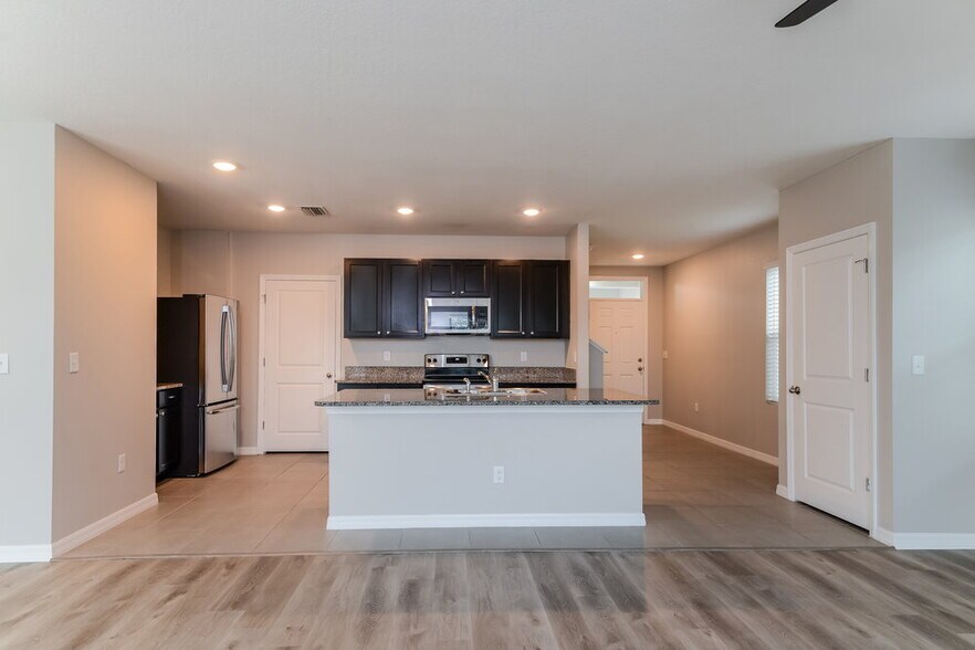 Building Photo - 11162 Leland Groves Dr