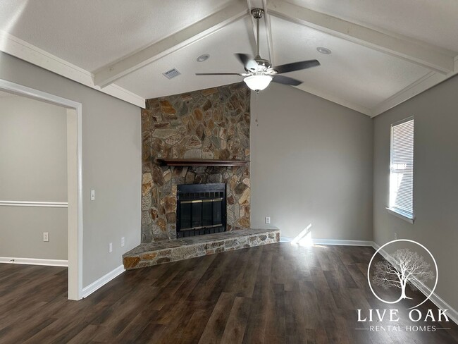 Building Photo - 706 Robin Hood Dr