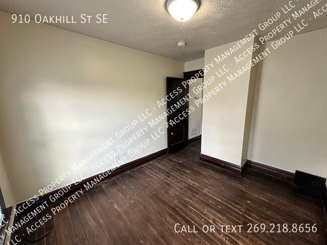 Building Photo - 910 Oakhill St SE