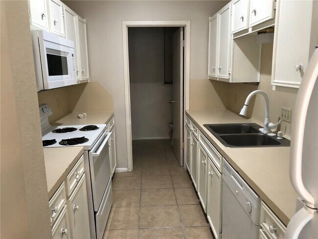 Building Photo - 7107 Silver Dale Dr