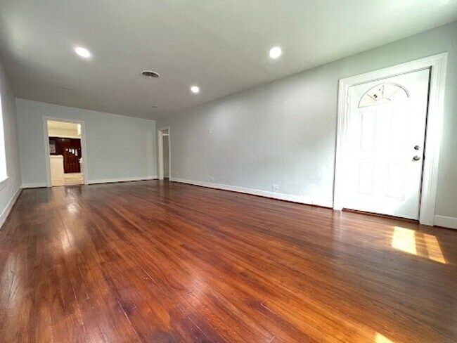 Building Photo - 2420 White Oak Dr