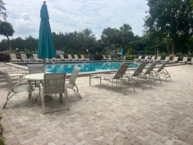 Building Photo - 3200 N Palm Aire Dr