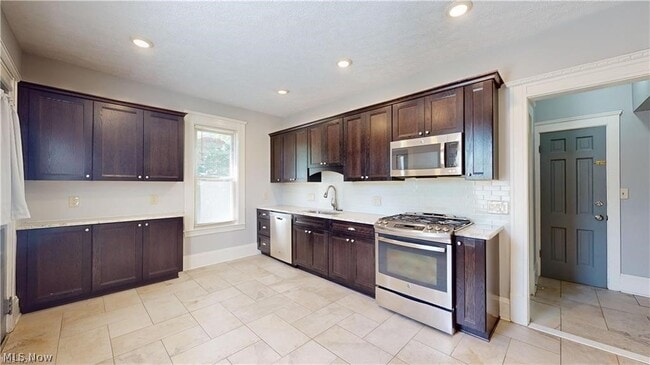 Building Photo - 31 E Case Dr