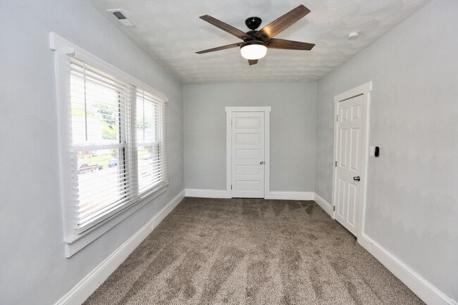 Building Photo - Updated & Ready 09-19-25! Pet Friendly - F...