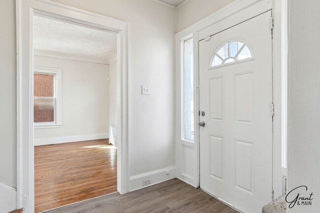 Building Photo - Stunning 3 Bedroom 1 Bath Colonial - Detroit