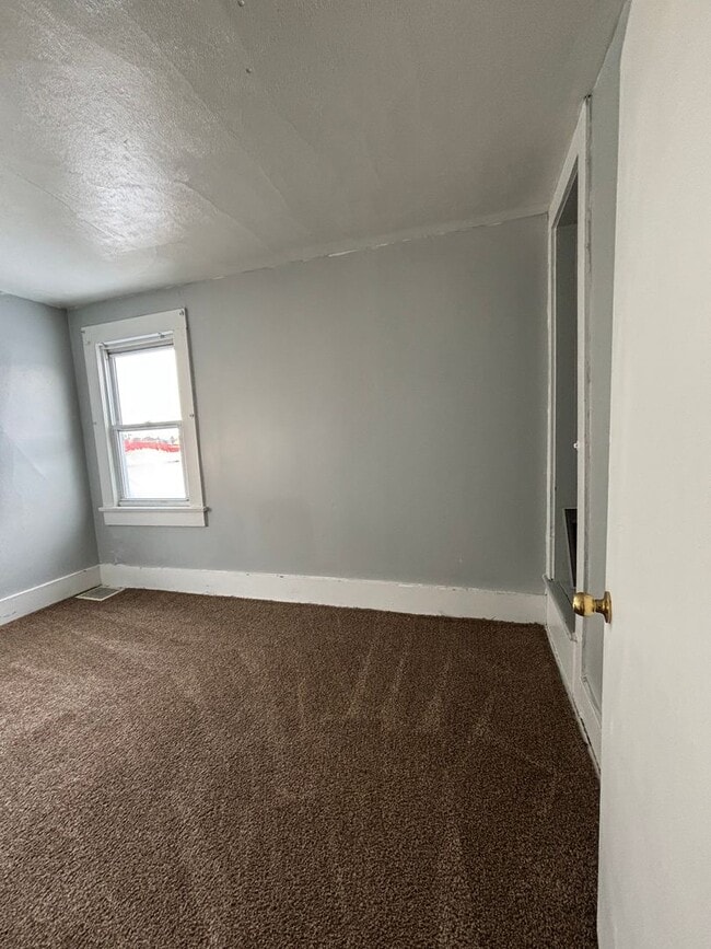 Building Photo - Super Cute 2 Bedroom 1 Bath Home