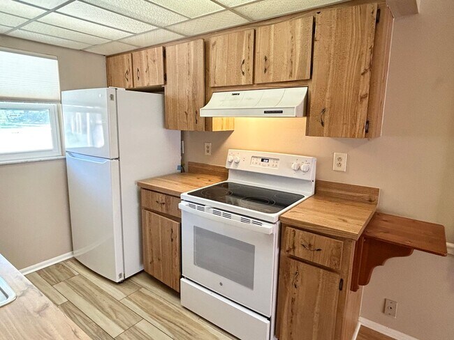 Building Photo - 2 Bedroom Villa with Screened in Patio!