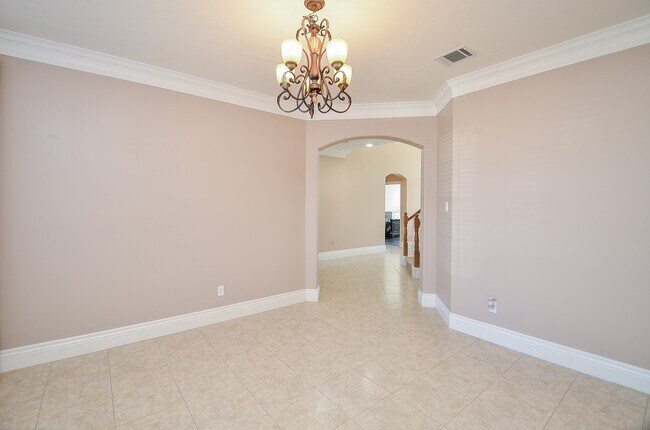Building Photo - 5835 Stratford Gardens Dr