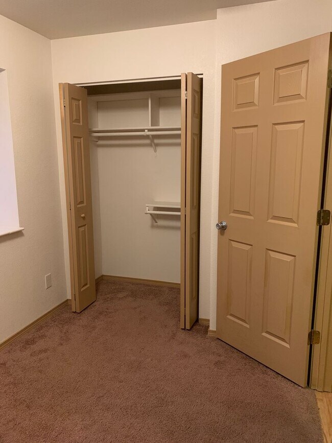 Building Photo - AVAILABLE NOW!! West side - 2 Bdrm, 1 Bath