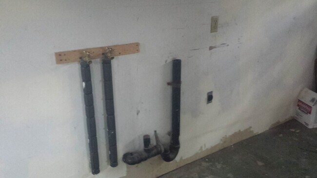 Building Photo - Single level 2 bedroom with 2 car garage