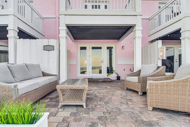 Building Photo - 5172 Coquina Key Dr SE