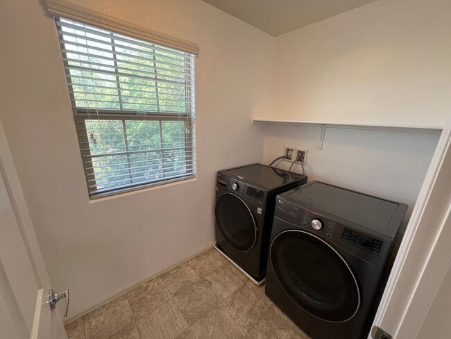Building Photo - 5693 Point Loma Ct
