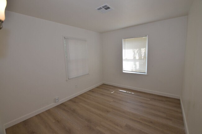 Building Photo - 2Bd/1Ba Single Family Home
