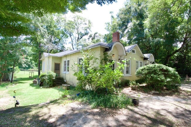 Building Photo - Charming 2-Bedroom Duplex in Prime Auburn ...
