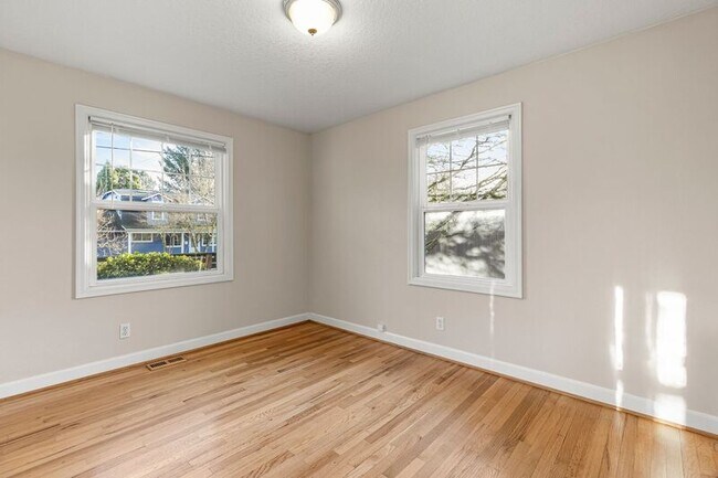 Building Photo - 4317 SE Lexington St