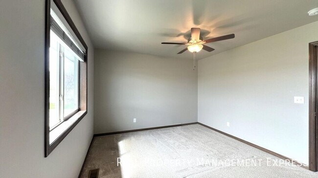 Building Photo - Modern 3 Bed, 2.5 Bath with Loft | Located...